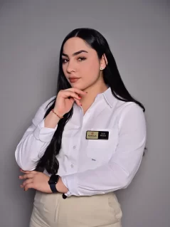 Foto perfil agente erka real estate; foto de agente de inmobiliaria en Mazatlán; agente Celia raygoza erka real estate; mujer agente uniforme pantalón beige blusa blanca