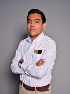 Foto perfil agente erka real estate; foto de agente de inmobiliaria en Mazatlán; agente mario navarro erka real estate; hombre agente uniforme pantalón beige blusa blanca